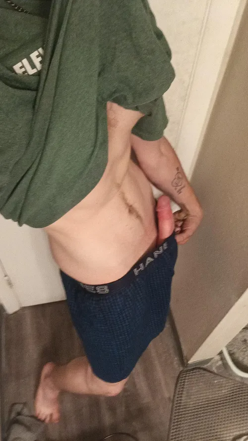 M4F 19 6'1 blonde looking for FWB or hookups
