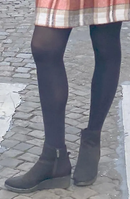 Skirt and pantyhose in Barcelona.