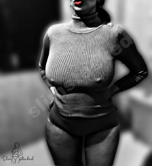 What is the first thing you noticed in me in this picture? (F)