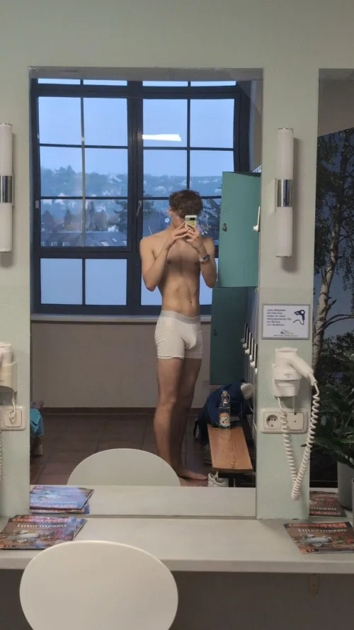 What's bigger my bulge or your wallet😈😈😈