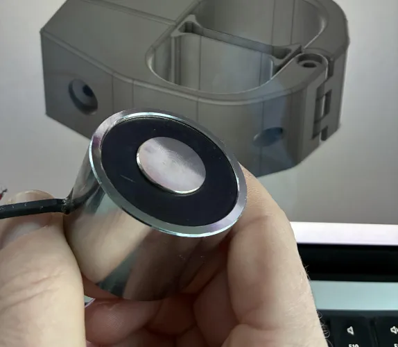 Electromagnets + cuffs: looking for feedback from folks who’ve played with magnetic locks