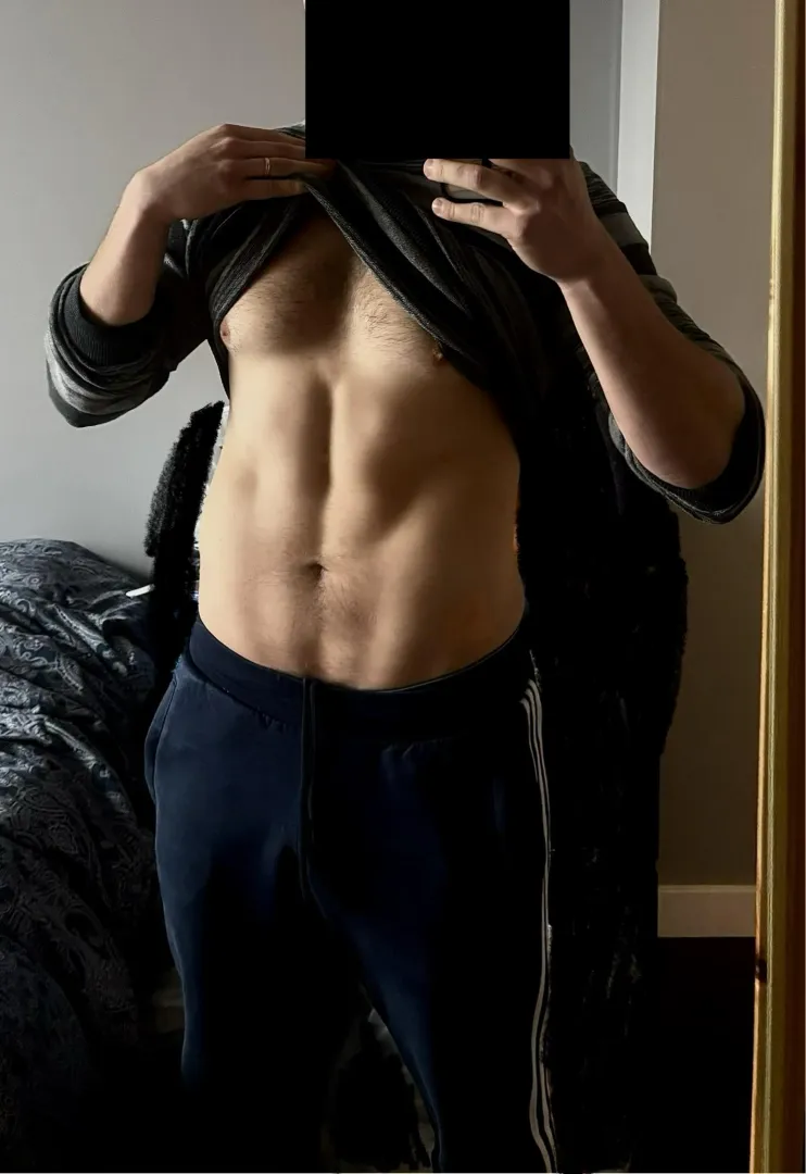 Finally at the point in my cut where I can see my lower/mid abs while flexed. Slowly getting there brahs