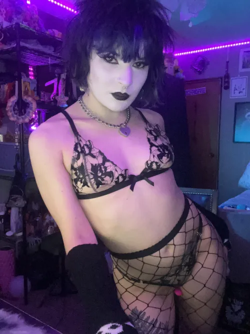 Goth GF + fishnets = match made in heaven 💜