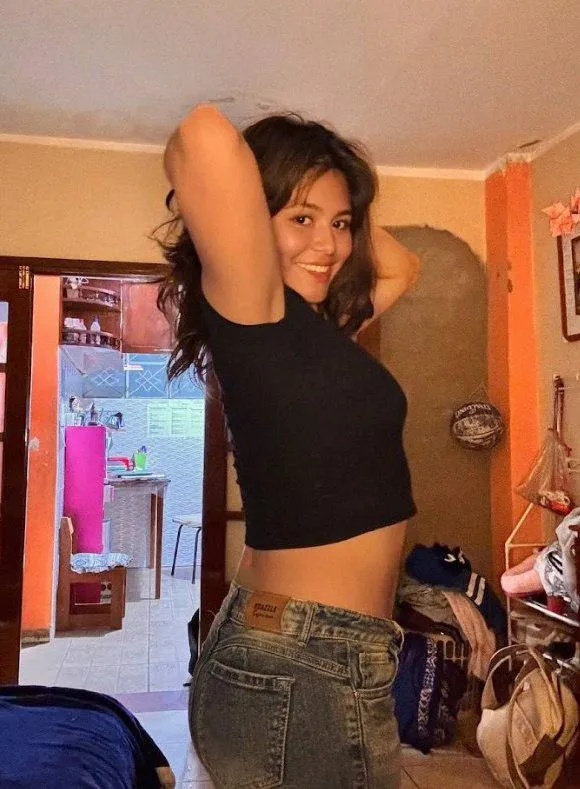 Her beauty doesn’t rely on makeup; she remains striking, confident, and irresistibly real without it.