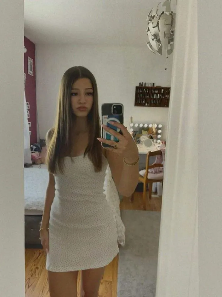 hi daddy, new girl here… want me to kneel down on u?