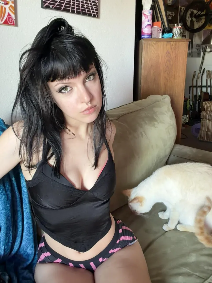 I can be really naughty…🖤