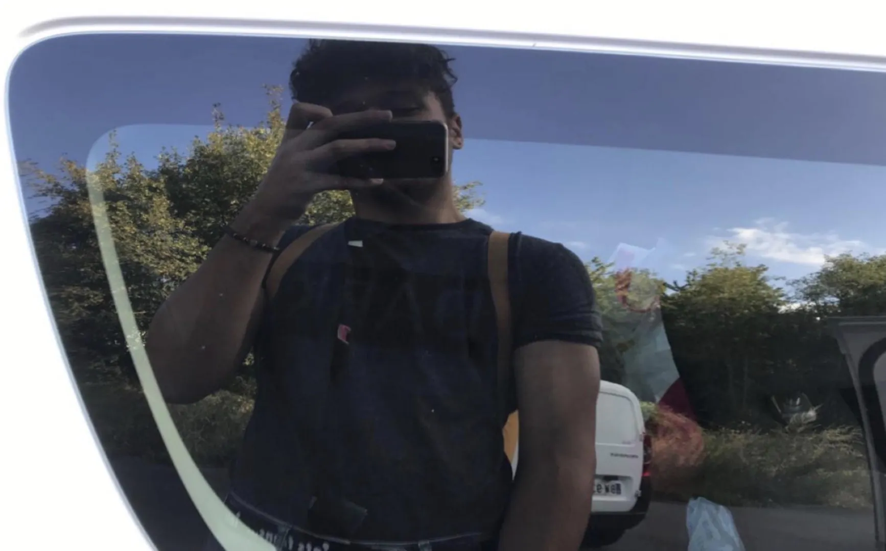 I know you need a cute boy to fuck your brain and empty your wallet. 😈