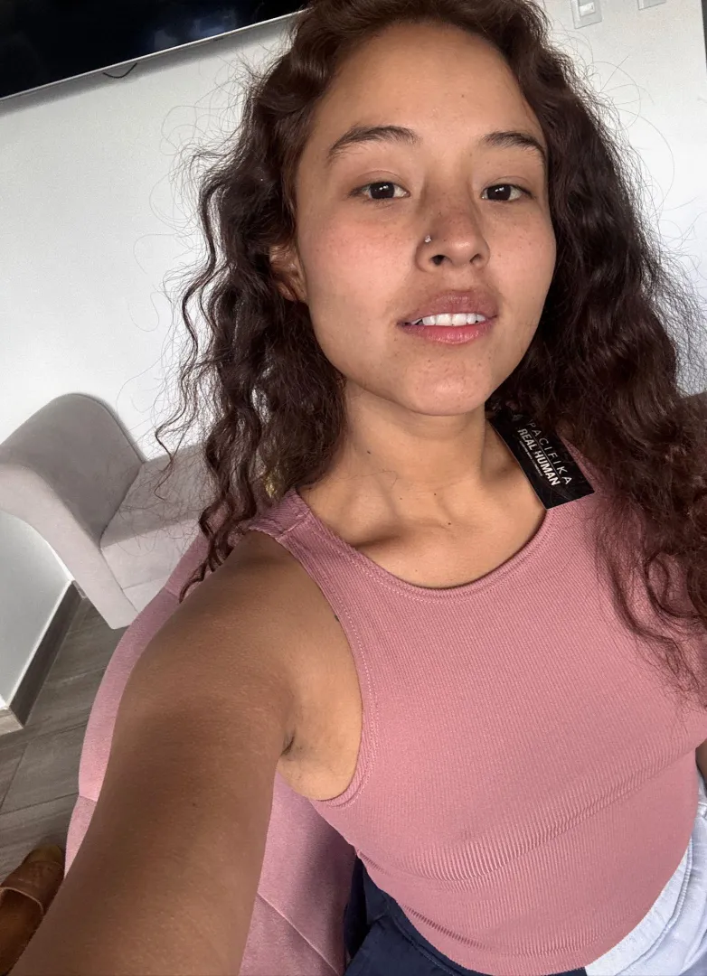 I look so pretty with my freckles out