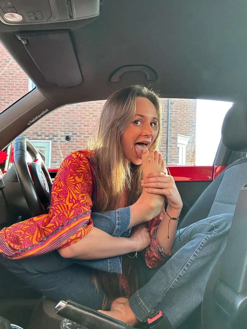 I love swirling my tongue around my toes