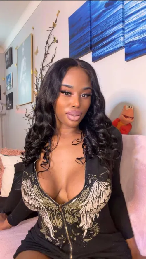 I love when someone can’t decide between my lips or my bbc 😘🔥 Which one would you choose?