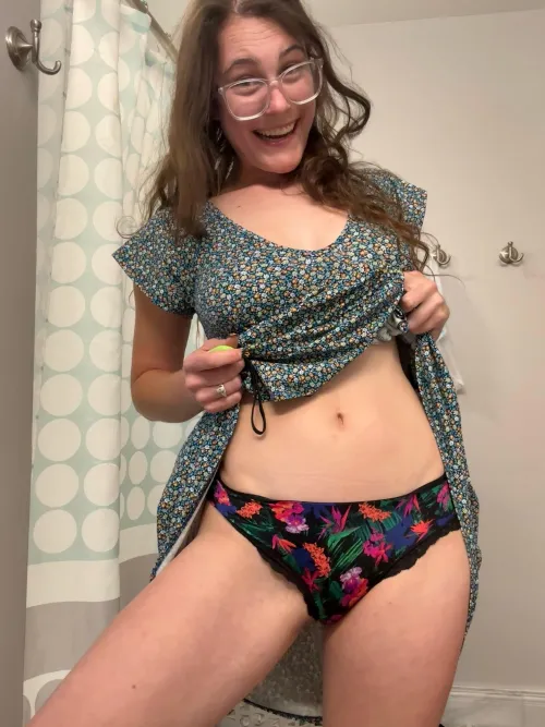 Juuuust high enough for you to see my cute little innie