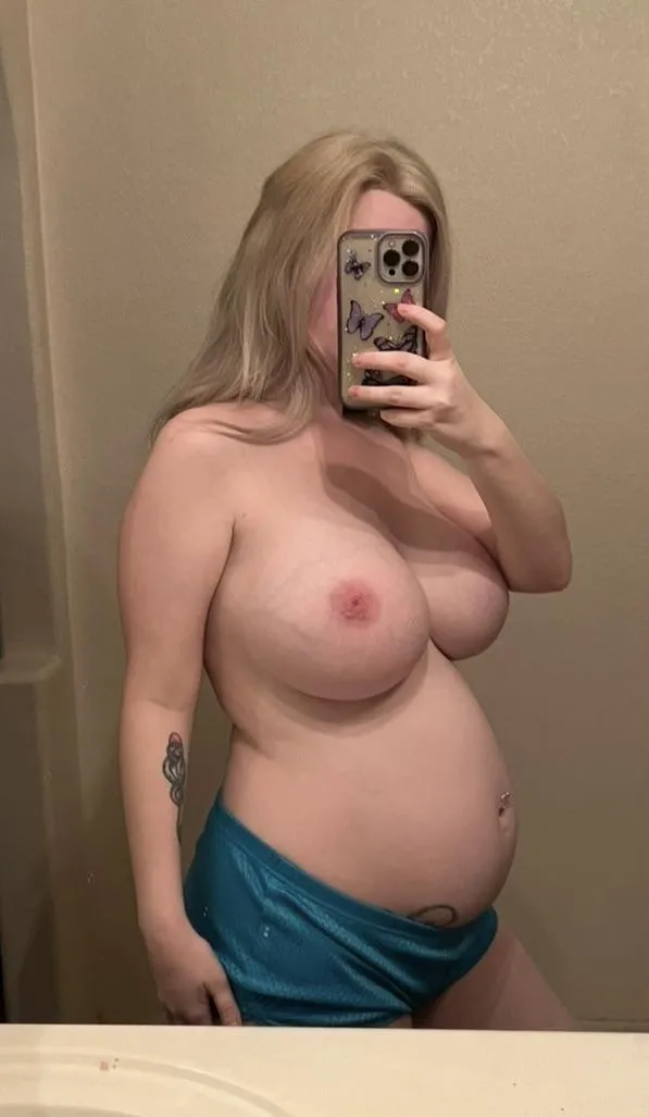 No pulling out of this pregnant pussy