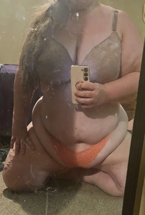 Things I need to be happy: food, dick, attention and pretty things