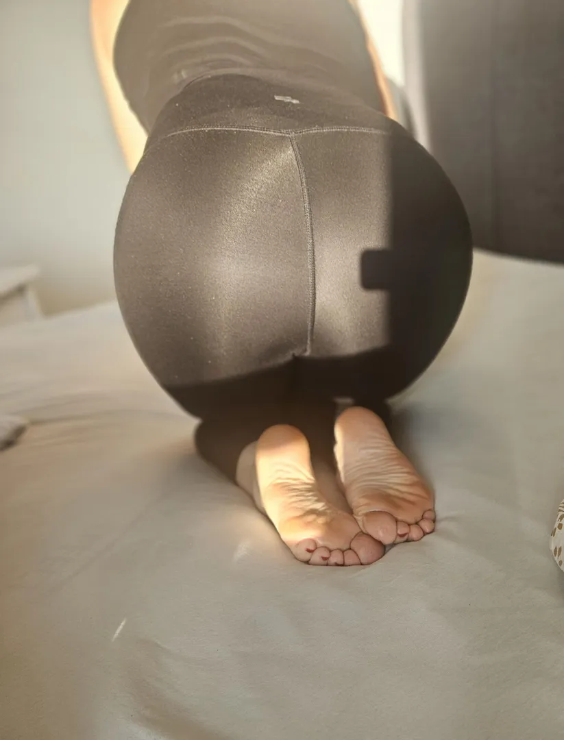 Where do you look first? Booty oder Soles? 😈