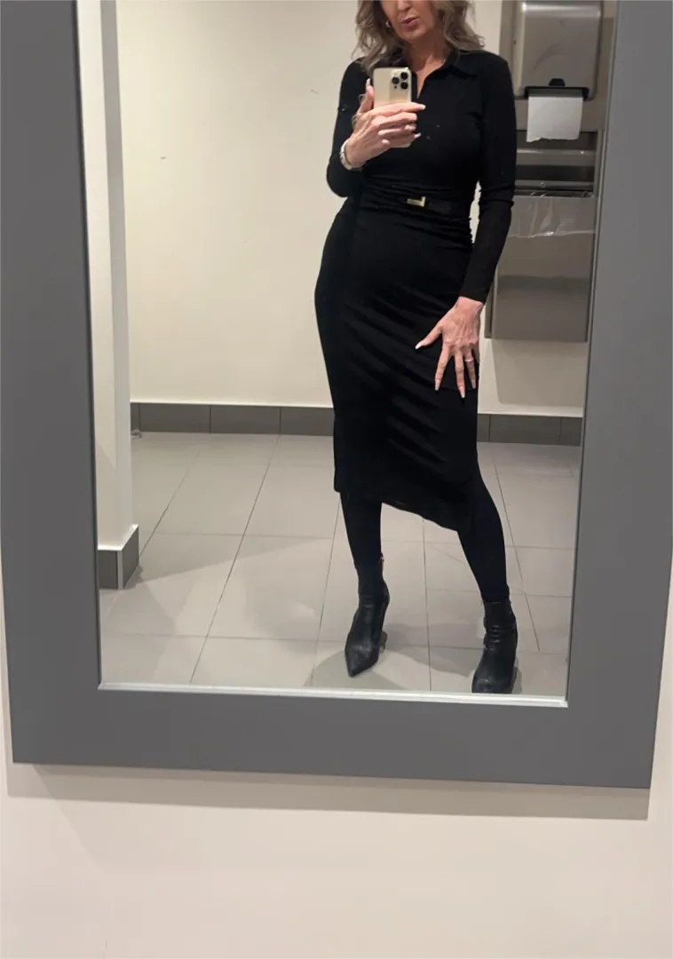 52[F4M] open minded and flexible to use of toys