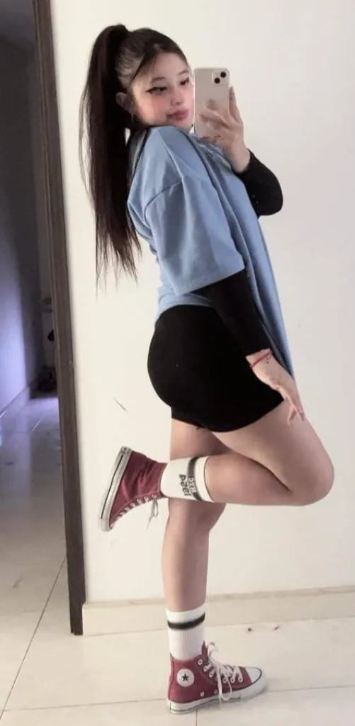 A cutie with the selfies