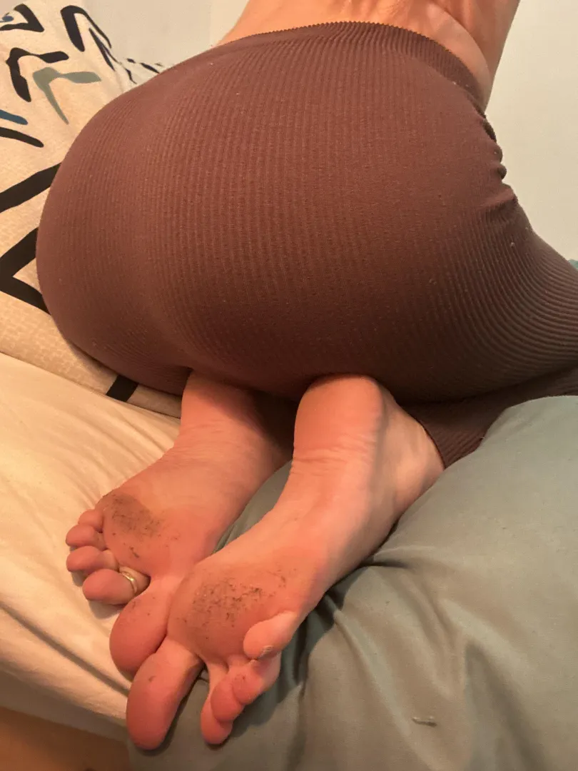  Dirty feet