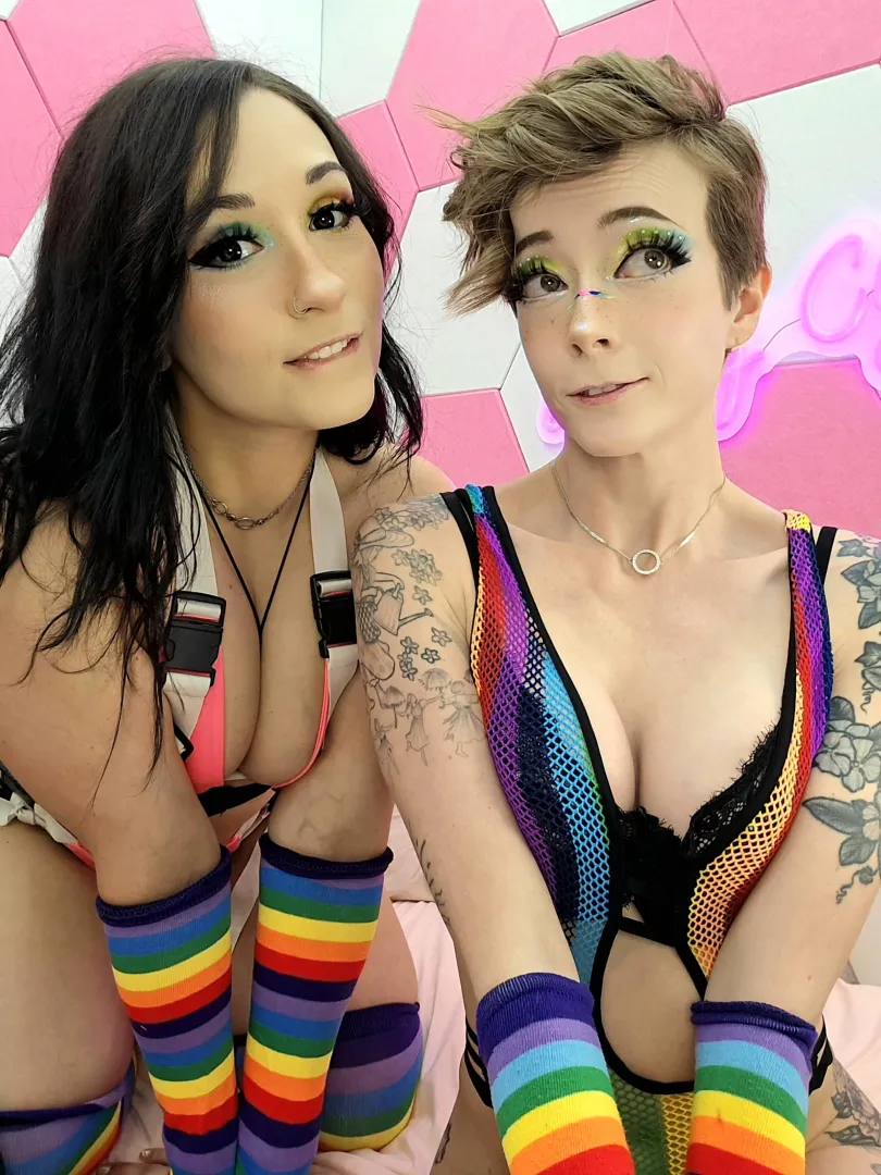 I won't be live tonight cuz it's my 3 year anniversary with @ChibiCyriis But we'll both be home playing around and checking our DMs  so don't be shy about hitting us up 