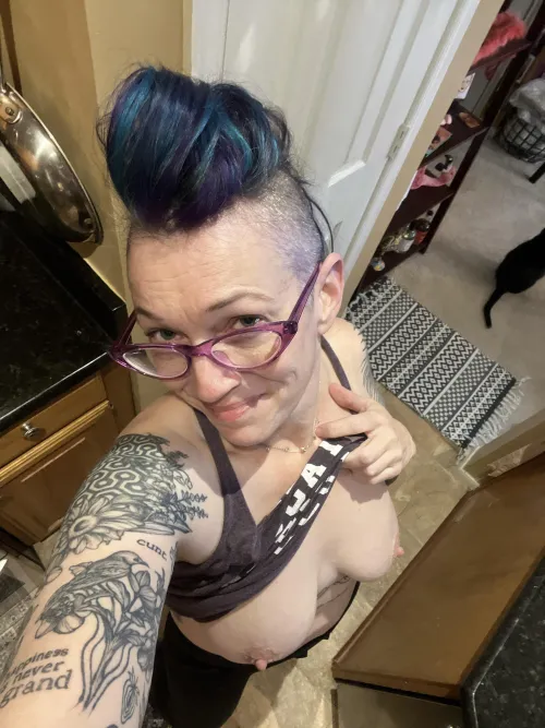 Messy hair, no makeup, nice tits