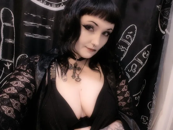 Relapsing for a hot goth Mommy is exactly what you need tonight 🖤
