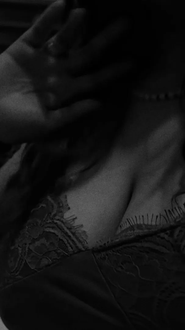 Tell me the time babes... 