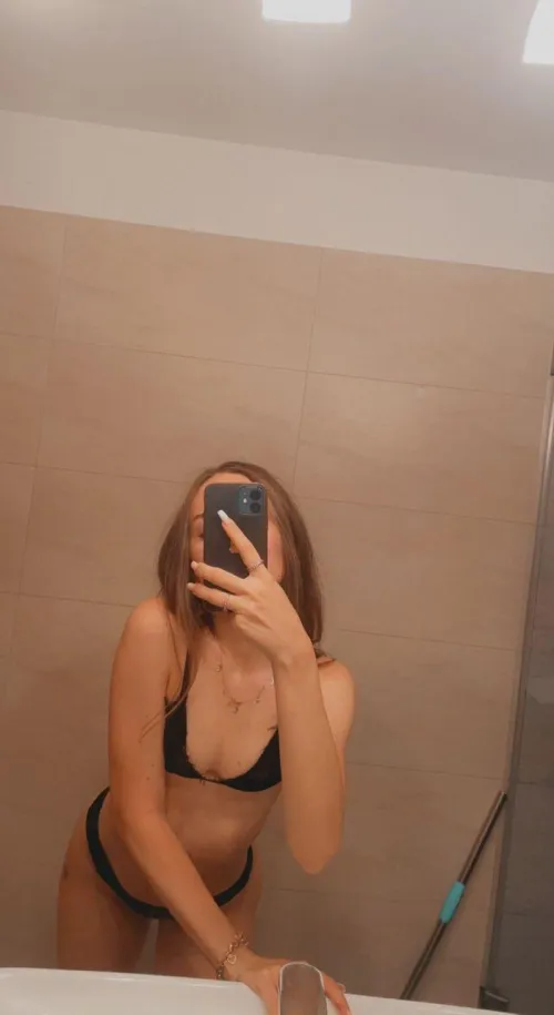 23F an enchantress of sensual ease and indulgence