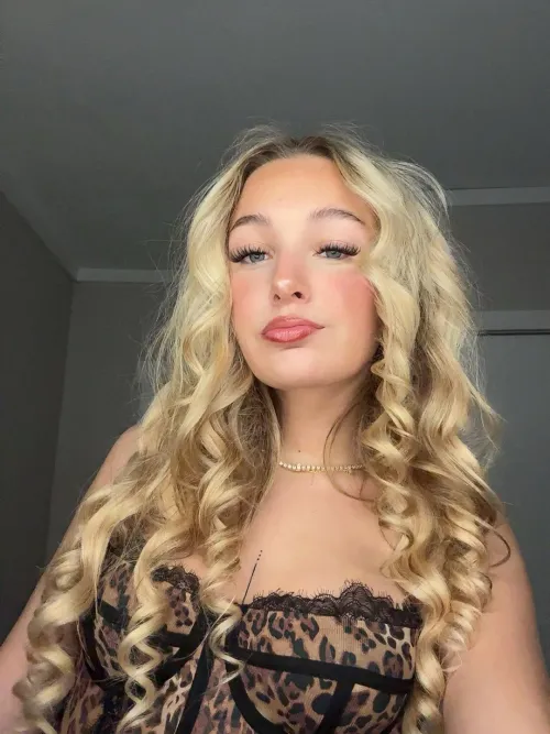 Curly hair may have offered evolutionary advantages
Studies suggest curly hair could have aided heat regulation and brain protection in early humans by trapping air and shielding the scalp from UV radiation more effectively than straight hair.