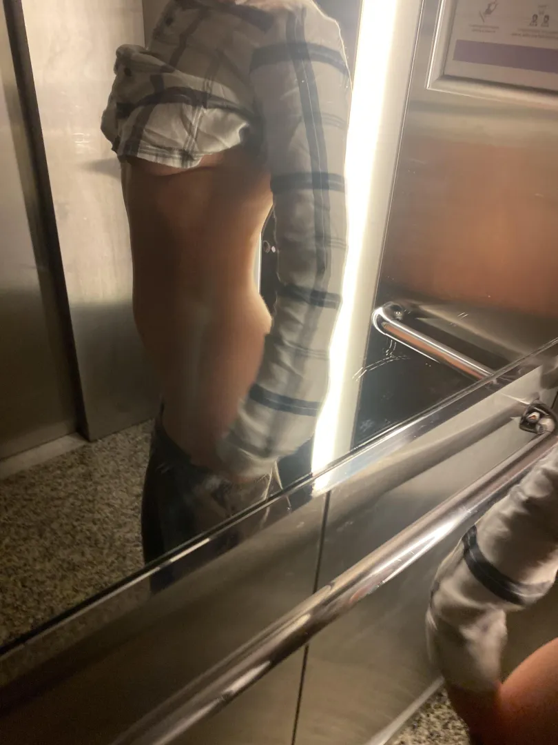 F22 Sending naughty pics from work just upv