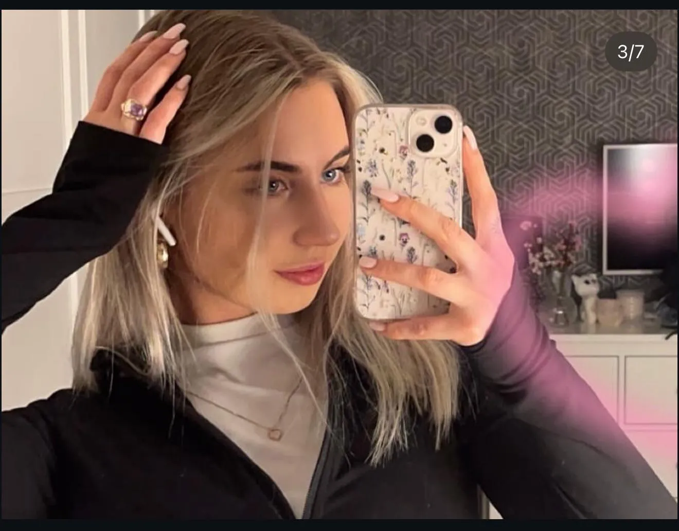 Ma ktoś ochotę na to zwykłe lub bardzo zboczone o koleżance zajebistej młodej? Mam zdjęcia i fabuły zapraszam mam duże doświadczenie w pisaniu rp gwarantuje dobrą zabawę