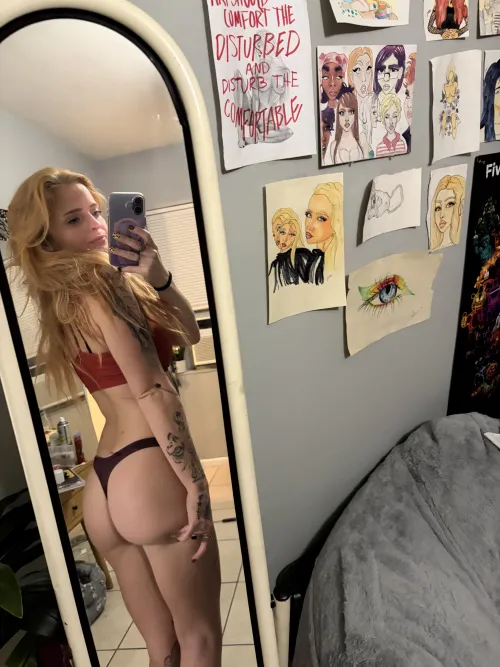Nothing better than a booty mirror selfie