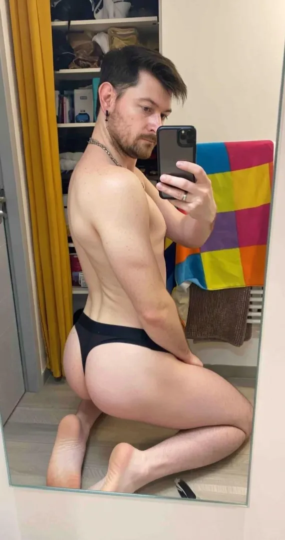 Submissive little female dog on my knees, I expose my ass in a thong