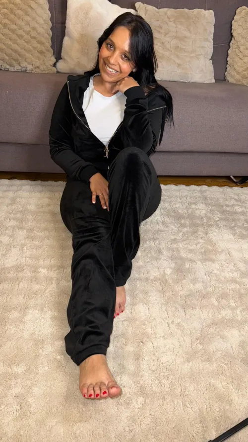 Sweet face, sinful curves—I’m the kind of delicious that lingers on your mind.