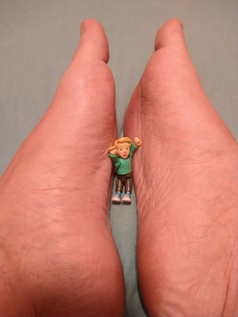 Tiny gets crushed in middle of 2 giant perfect soles