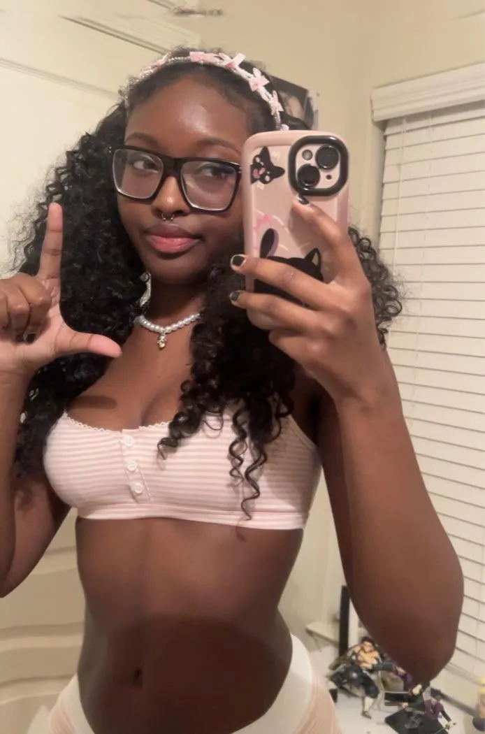 Worship your pretty chocolate skinned princess.