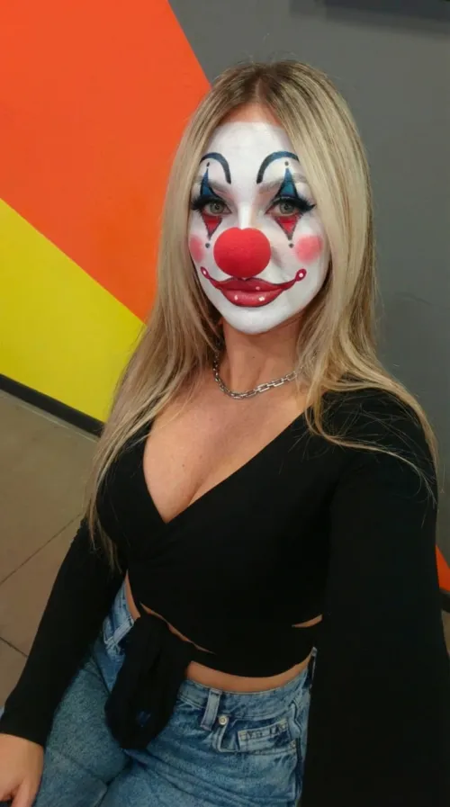 Would you like to smell this clown's pussy?