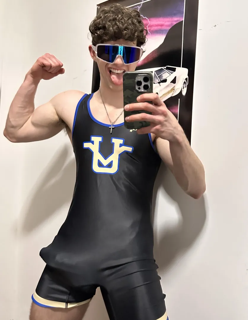 21yo wrestler. Love showing off in my singlet