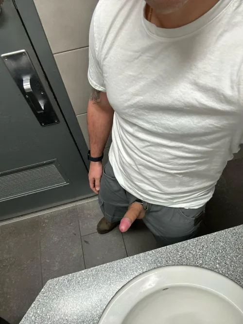 Any woman or couples want to chat and keep my mind off this ice storm while I’m at work?