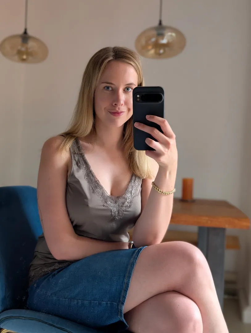 German girl, sel[f]ie time