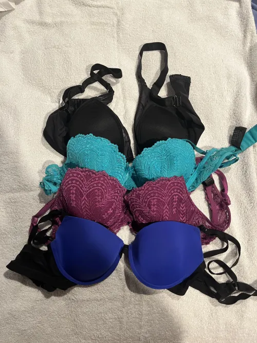 House sitting rn - Which bra should I cum on