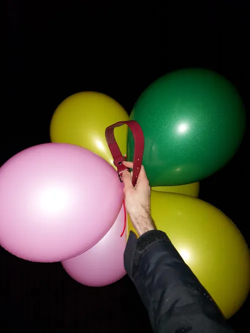I have a phobia/kink of balloons and had a bunch tied to my collar