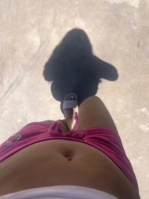 I LOVE WALKING WITH MY BELLY OUT