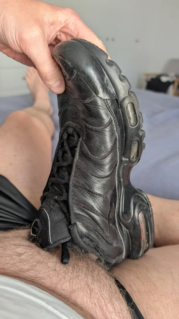 Looking for sneakers chat. Dm