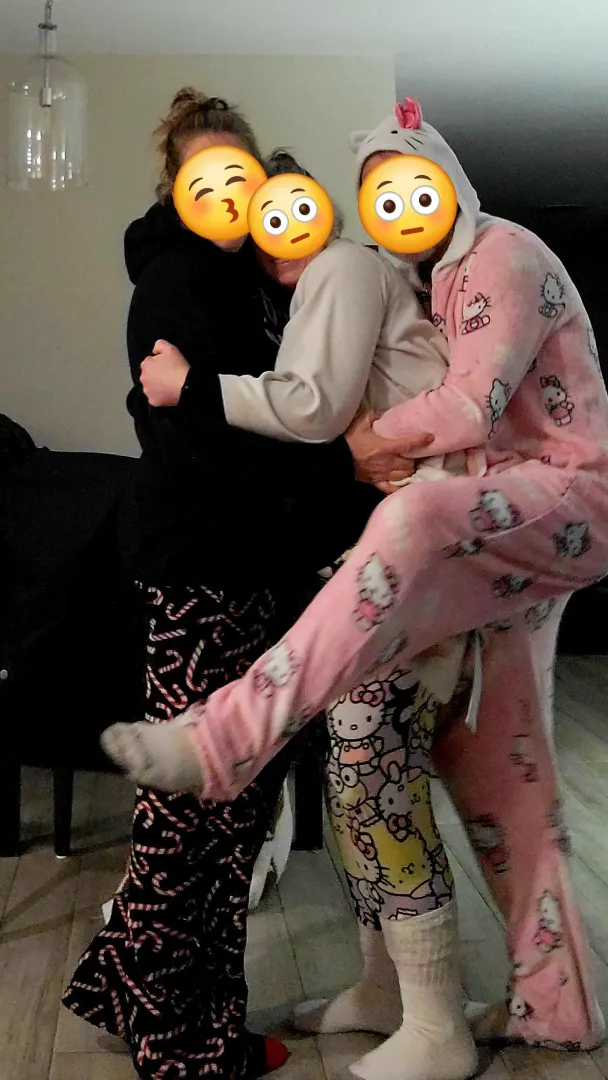 MFF4MF or F.. we are hosting NOW with our girlfriend... fuck this cold weather... let's stay warm together...hot tub is 104°