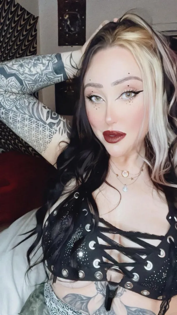 are you into big tiddy goth girls with tattoos? 
