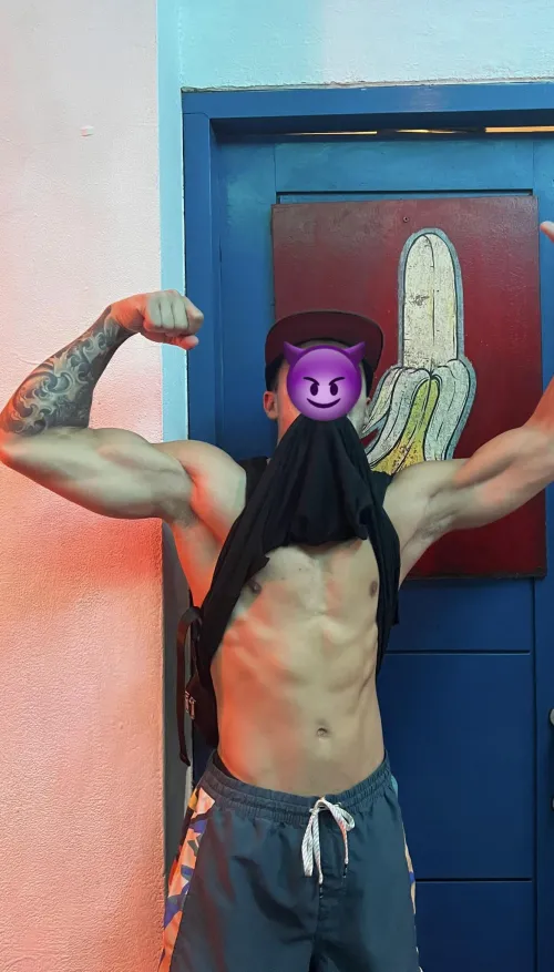 Showing off my sweaty pits at da bar! 