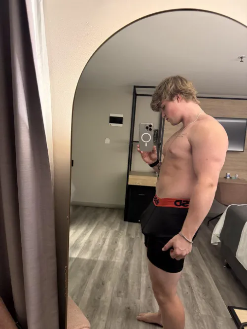 18 yo Would you suck me off after our first date