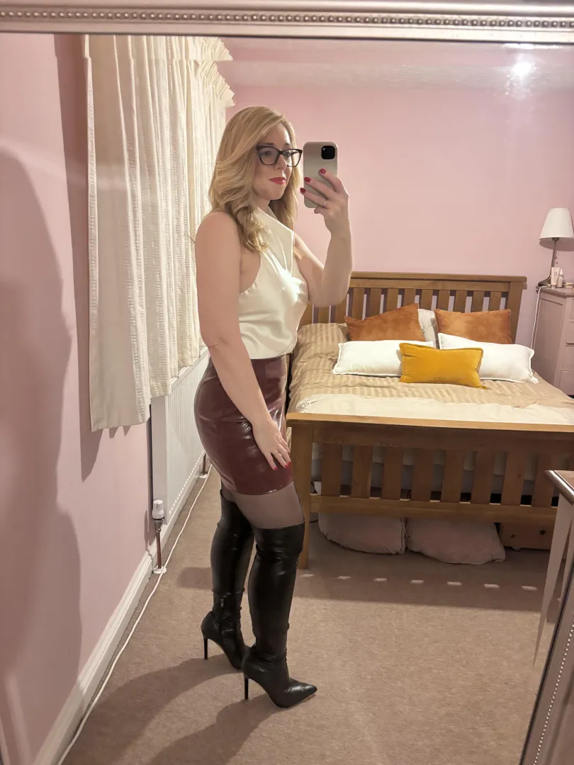 Black stiletto leather boots just work