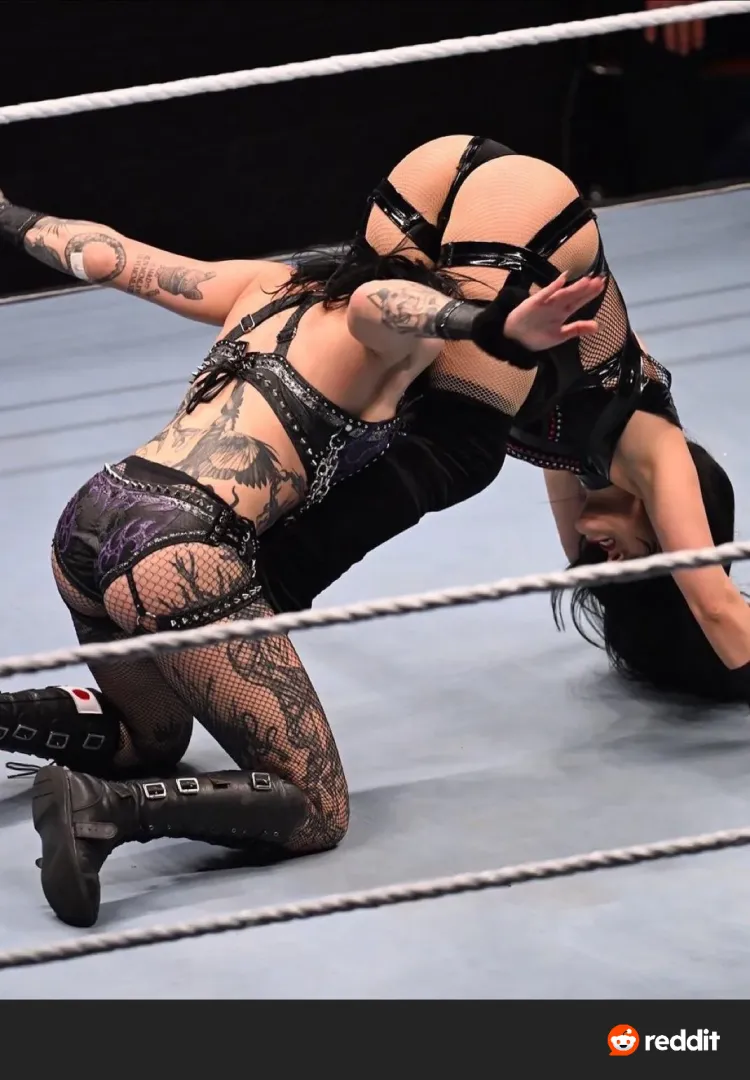 Devil kiss to rhea ripley!!