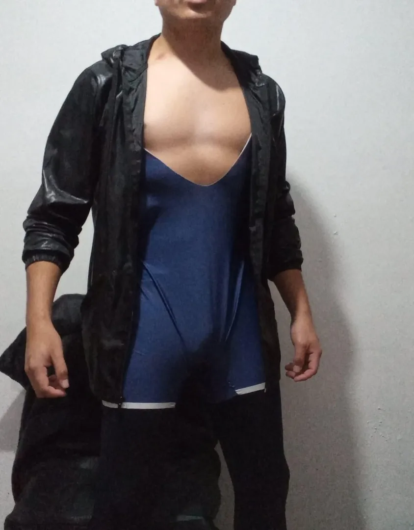 How does my blue singlet look on me?