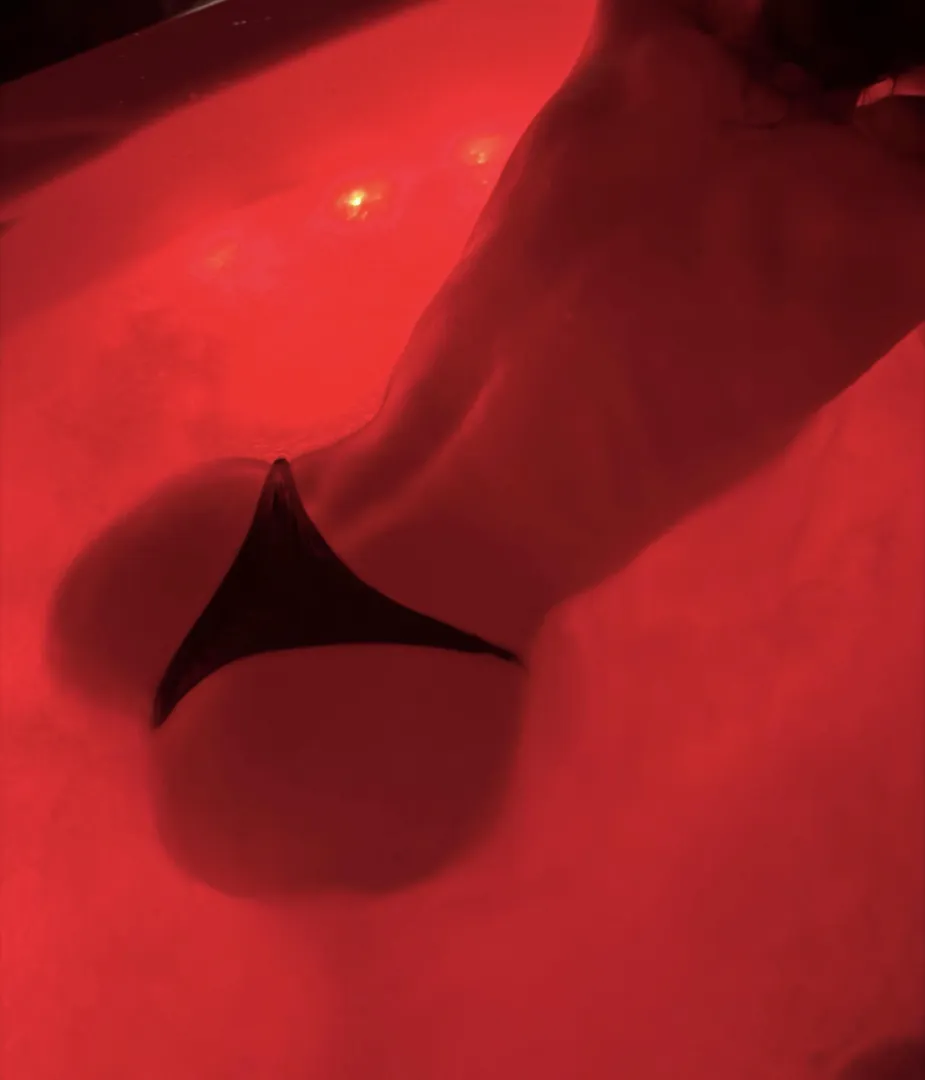 Le jacuzzi me détend, mais il tend monsieur 